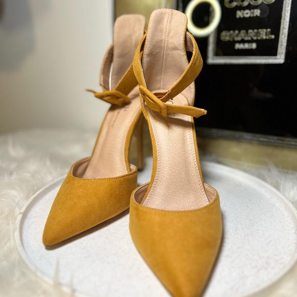 Gorgeous Olivia Ferragamo Heels in Mustard Color - Picture 3 of 8